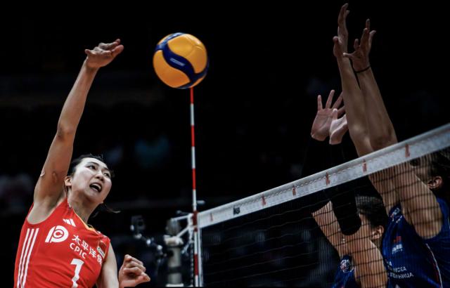 主动变阵+及时调整 中国女排3比1逆转塞尔维亚